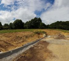 Le terrain vu depuis la rue.
Pose des trottoirs en cours.