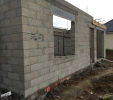 Apr&egrave;s s&eacute;chage de la dalle, &eacute;l&eacute;vation des murs du rez-de-chauss&eacute;e.