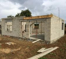 Apr&egrave;s s&eacute;chage de la dalle, &eacute;l&eacute;vation des murs du rez-de-chauss&eacute;e.