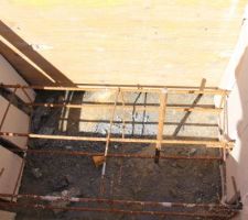 D&eacute;tail des fers des fondations dans une ouverture laiss&eacute;e par le ma&ccedil;on