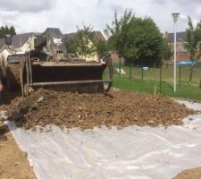 Pose de cailloux de plaine par un agriculteur (bon plans financier)