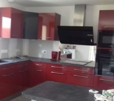 Cuisine avec présence miroir et une porte sur le meuble d'angle