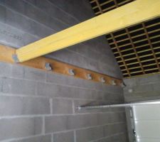 Grenier en cours de montage, positionnement demi bastaing sur sabot