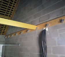 Grenier en cours de montage, positionnement demi bastaing sur sabot