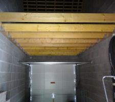 Grenier en cours de montage, positionnement demi bastaing sur sabot