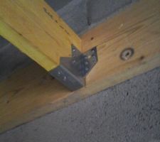 Grenier en cours de montage, positionnement demi bastaing sur sabot