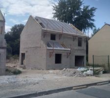 La charpente une fois pos&eacute;e avec le pare-vapeur.