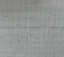 Bonjour,

Voici les plans que nous avons fait avec ma femme.
L'échelle est 10cm=5M.
Il s'agit des plans de l'intérieure donc en surface habitable.
Les surfaces du haut ne sont pas bonnes, car je ne sais pas combien il faut enlever en m² sous les combles.
Il y a un trait bleu sur les plans de l'étage, c'est ou cas ou si le budget ne suit pas, alors on ne fera rien au dessus du garage.

Merci.