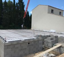 Arriv&eacute;e de la pompe &agrave; b&eacute;ton, coulage imminent