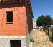 Maison prête à recevoir les débords de toit en aluminium gris 7016 après passage de gaines pour quelques spots en périphérie