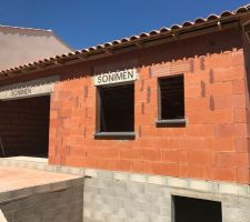 Pose des appuis de fen&ecirc;tre monolithe gris 7016