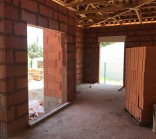 R&eacute;alisation des seuils baie coulissante, porte d'entr&eacute;e, portes fen&ecirc;tres. Attention &agrave; bien contr&ocirc;ler les niveaux, la menuiserie ne doit pas &ecirc;tre cal&eacute;e de plus d'1cm. Contr&ocirc;ler &eacute;galement les aplombs des tableaux