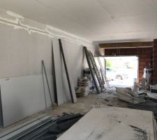 Placo en cours, faux plafond terminé, doublage en cours. J'ai réussi à garder une très belle hauteur sous plafond, 2,90m très exactement, cela agrandi la pièce je trouve.