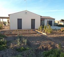 D&eacute;marrage du potager  all&eacute;es dessin&eacute;es, et zone de cultures r&eacute;alis&eacute;es ou en cours