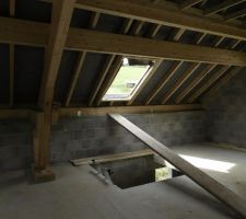 Vue sur le futur vélux au dessus de la cage d'escaliers.