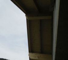 Les débords de toiture qu'il va falloir lasurer. Il y a un jour au dessus de la pane faîtière, on pourra passer une corde pour s'assurer.