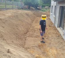 Découpe du terrain, l'emplacement pour la terrasse qui couvrira l'angle de la maison, et le talus. On savait que ça donnerait ça, c'est un peu plus haut que ce qu'on pensait quand-même ... mais on aime bien :)