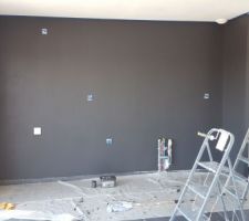Mur de la cuisine peint en gris anthracite
