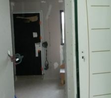 Hall de l'entrée vu du salon avec à droite porte d'accès au sous-sol