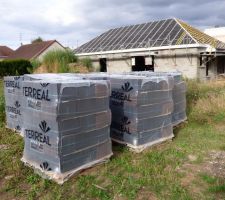 Mise en place de la sous-toiture et stockage des tuiles