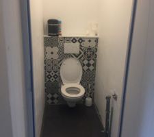 Carrelage des toilettes du bas, posé par les petites mains ... la décoration est en cours