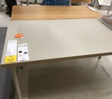 Plateau de bureau chez Ikea avec une nouvelle couleur de la rentrée: beige avec un effet lame de bois sur la tranche!!!
J'en mettrai 2 côte à côte pour faire un grand bureau de 3m de long