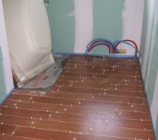 Pose du carrelage imitation parquet dans la salle de bain