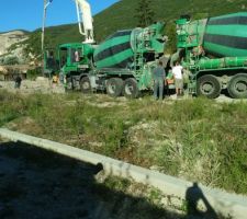 La pompe est prete pour le coulage des fondations