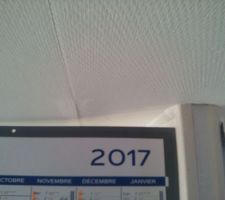 Déformation plafond au rdc ( le calendrier est utilisé comme equert)