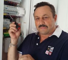 Mon père.....ce héros......qui a réussi à nous brancher l?électricité...