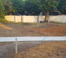 Le terrain est prêt. Les machines sont là !
Le mur est pré-découpé pour la passage de la pelle.