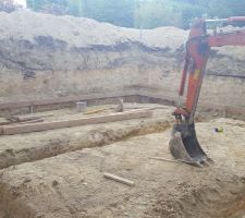 Après 2 jours pour sortir la grande partie des terres, 2 jours de travail pour préparer les fondations.
Aucun temps mort, une fois le chantier lancé.