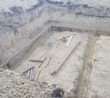 Après 2 jours pour sortir la grande partie des terres, 2 jours de travail pour préparer les fondations.
Aucun temps mort, une fois le chantier lancé.