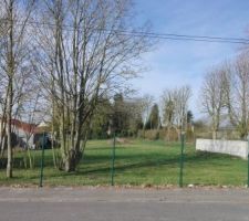Vue du terrain exposition Est en fa&ccedil;ade et Ouest sur terrasse. 
(les arbres ont &eacute;t&eacute; coup&eacute;s)