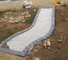 Réalisation allée phase 2 : Bordure en pavé Anthracite de 10*10