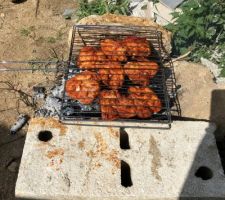 Notre 1er barbecue à la maison pendant la pose du carrelage :)