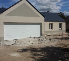 Vu de la façade avant, côté garage.