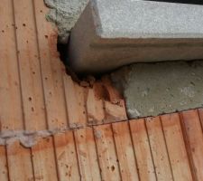 Les derni&egrave;res rang&eacute;s en dessous  des appuis  les briques sont diff&eacute;rentes, pourquoi?