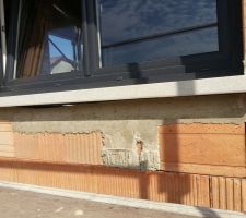 Les dernières rangés en dessous des appuis les briques sont différentes, pourquoi?