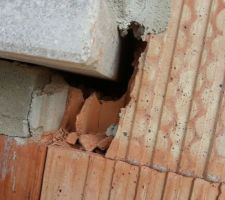 Les dernières rangés en dessous des appuis les briques sont différentes, pourquoi?