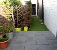 Facade NORD. r&eacute;alisation terrasse (dalle sur plot), petit banc, massif de fleur etc...