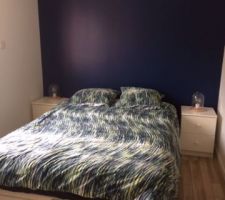 Voici notre espace à nous. La couleur du mur de la tête lit est bleu marine et j'adore!
