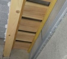 Un espace à isoler dans le faux plafond à l'étage. Si sur 90 du plafond nous avons les 40 cm nécessaires pour poser de l'isolation avec un R de 10, à cet endroit précis nous n'avons qu'une vingtaine de cm. Nous cherchons donc une solution avec un isolant plus dense pour se rapprocher du R de 10.