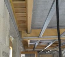 Un espace à isoler dans le faux plafond à l'étage. Si sur 90 du plafond nous avons les 40 cm nécessaires pour poser de l'isolation avec un R de 10, à cet endroit précis nous n'avons qu'une vingtaine de cm. Nous cherchons donc une solution avec un isolant plus dense pour se rapprocher du R de 10.