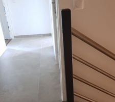 Le potelet de l'escalier à l'étage n'est pas droit...