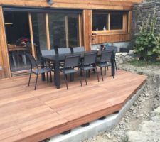 Terrasse terminée! Maintenant il va falloir remblayer autour puis préparer le terrain pour semer la pelouse...