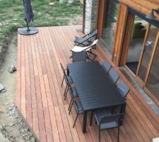 Terrasse terminée! Maintenant il va falloir remblayer autour puis préparer le terrain pour semer la pelouse...