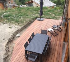 Terrasse terminée! Maintenant il va falloir remblayer autour puis préparer le terrain pour semer la pelouse...