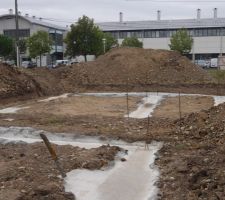 Au premier plan, une petite partie des fondations du garage et au fond le terrassement et les fondations de la maison avant la réalisation du vide sanitaire de 80 cas.