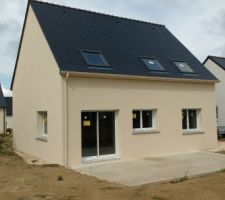 La maison, coté jardin, avec le crépis.